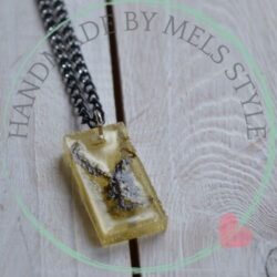 Hars ketting met unieke afbeelding in de hars